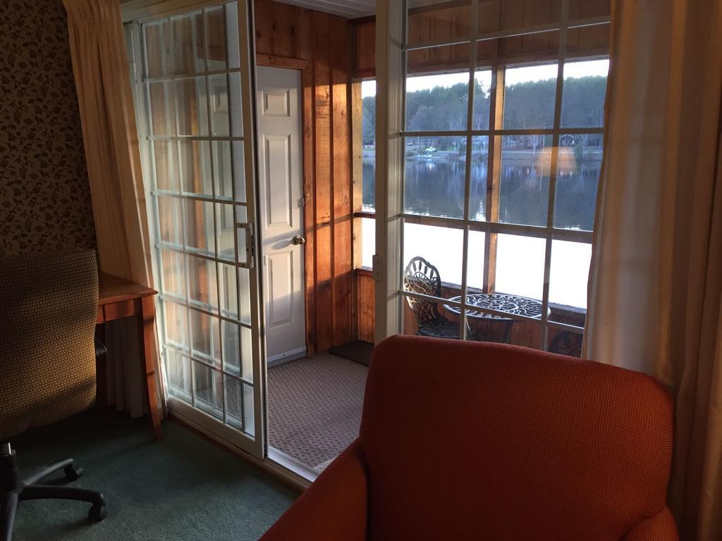 Algonquin Lakeside Inn Dwight Exterior foto